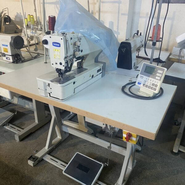 Butoniera Brother HE800C